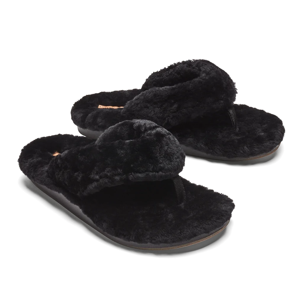 Black fluffy discount flip flop slippers